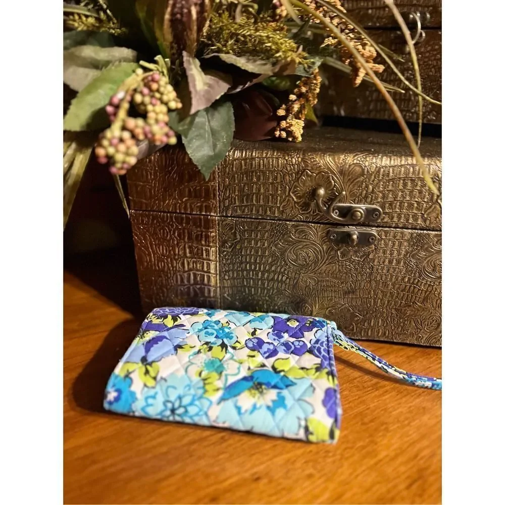Vera Bradley Blueberry Blooms Turn Lock Wallet Wristlet - Picture 2 of 4